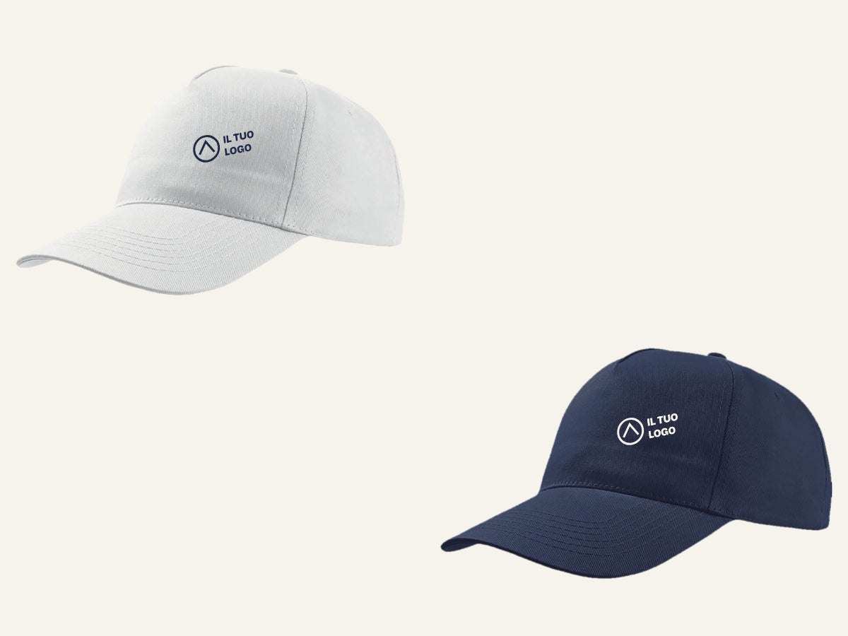 Cappellino bianco e cappellino blu con un logo di esempio stampato
